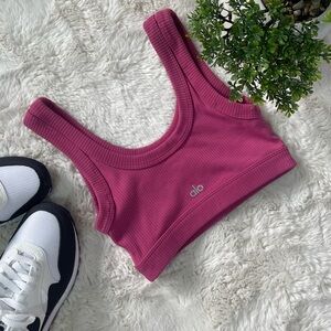 ALO YOGA Pink Ribbed Sports Bra XS – Stylish & Supportive Workout Top